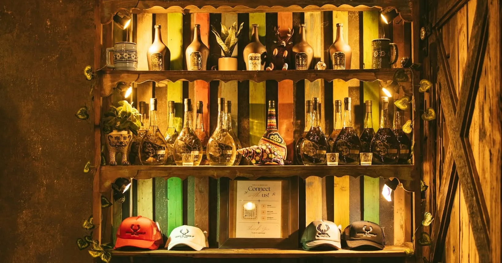 Botellas de mezcal y artesanía en Casa Tinieblo